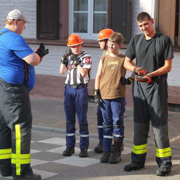 Jugendfeuerwehr füllt Bürgerbrunnen 2013