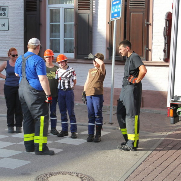 Jugendfeuerwehr füllt Bürgerbrunnen 2013