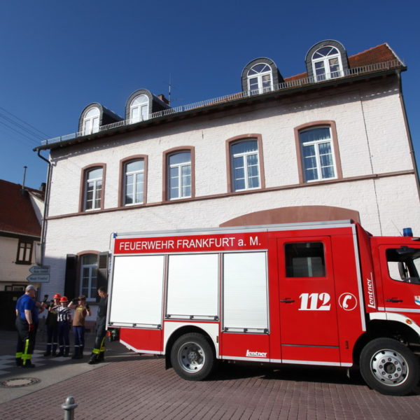 Jugendfeuerwehr füllt Bürgerbrunnen 2013