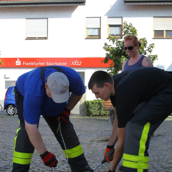 Jugendfeuerwehr füllt Bürgerbrunnen 2013