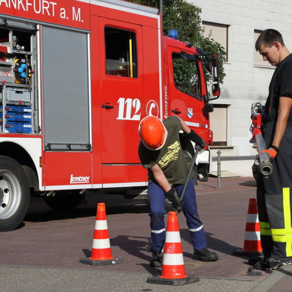 Jugendfeuerwehr füllt Bürgerbrunnen 2013