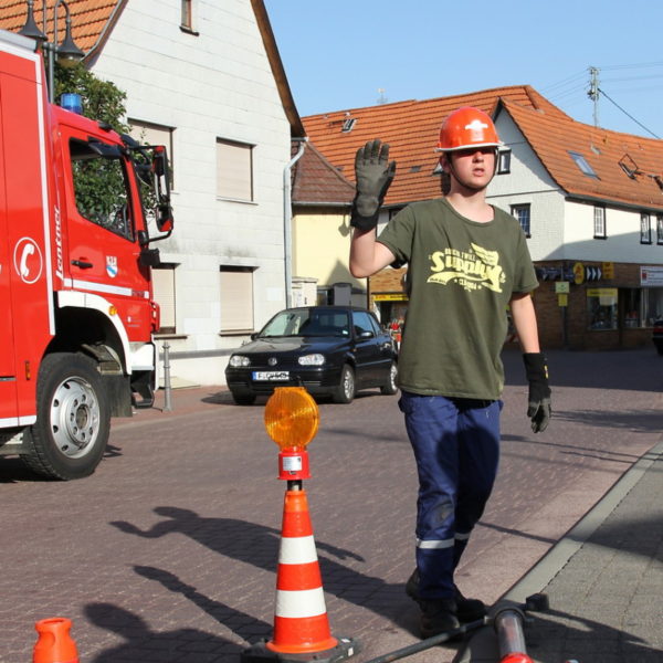 Jugendfeuerwehr füllt Bürgerbrunnen 2013