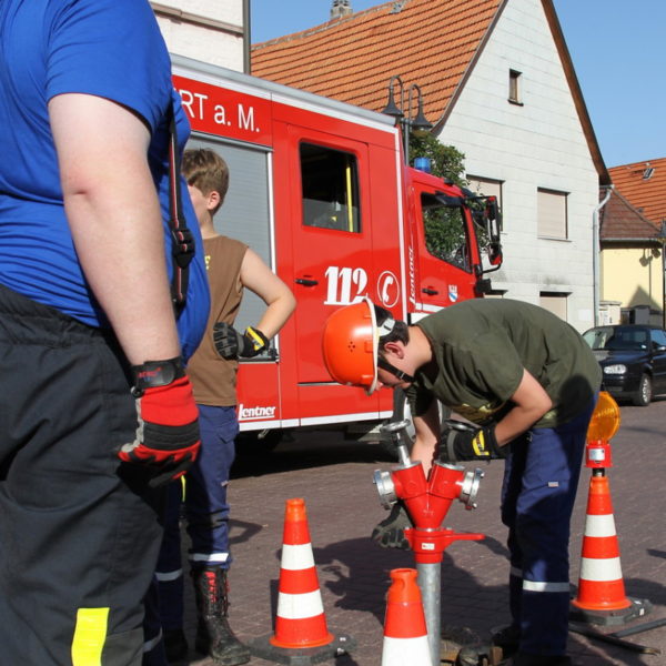 Jugendfeuerwehr füllt Bürgerbrunnen 2013