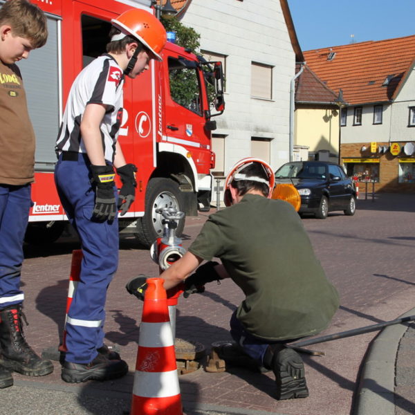 Jugendfeuerwehr füllt Bürgerbrunnen 2013