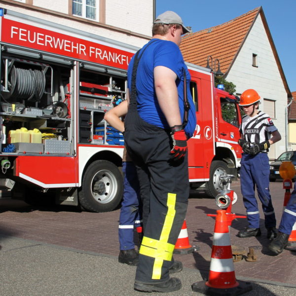 Jugendfeuerwehr füllt Bürgerbrunnen 2013