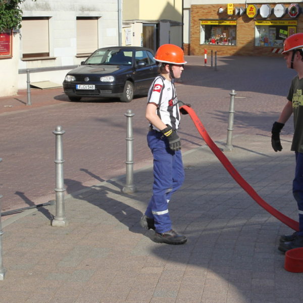 Jugendfeuerwehr füllt Bürgerbrunnen 2013