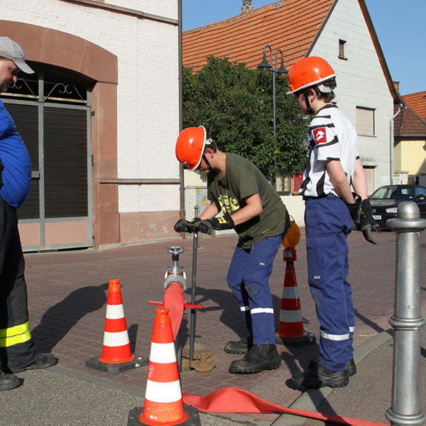 Jugendfeuerwehr füllt Bürgerbrunnen 2013