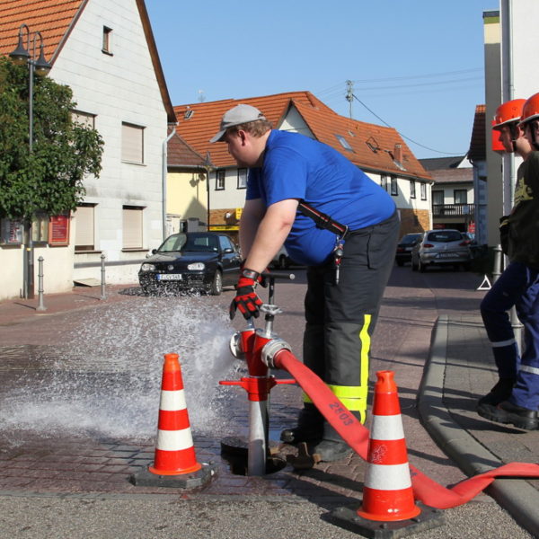 Jugendfeuerwehr füllt Bürgerbrunnen 2013