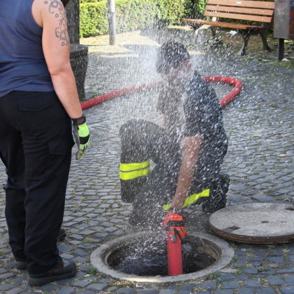 Jugendfeuerwehr füllt Bürgerbrunnen 2013