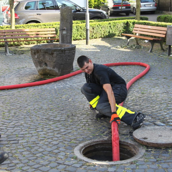 Jugendfeuerwehr füllt Bürgerbrunnen 2013