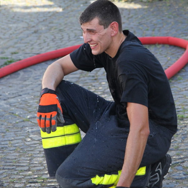 Jugendfeuerwehr füllt Bürgerbrunnen 2013