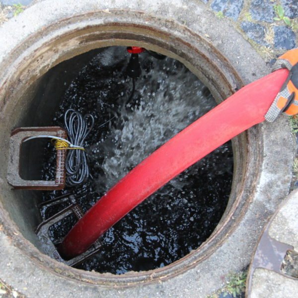 Jugendfeuerwehr füllt Bürgerbrunnen 2013