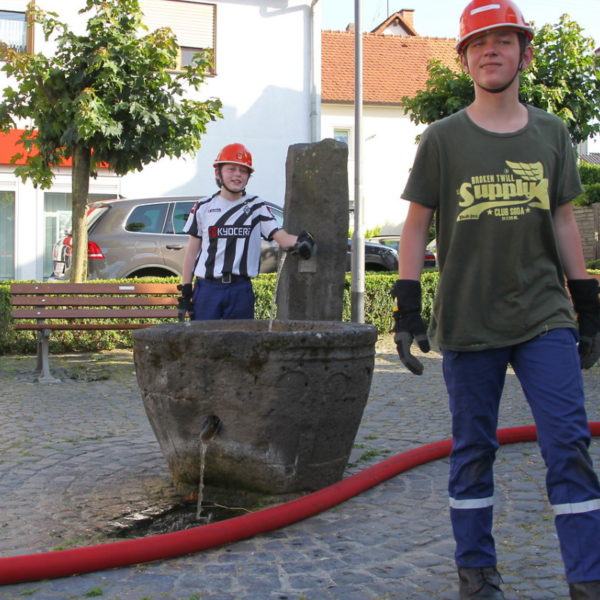 Jugendfeuerwehr füllt Bürgerbrunnen 2013