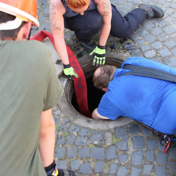 Jugendfeuerwehr füllt Bürgerbrunnen 2013