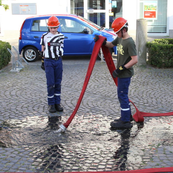 Jugendfeuerwehr füllt Bürgerbrunnen 2013