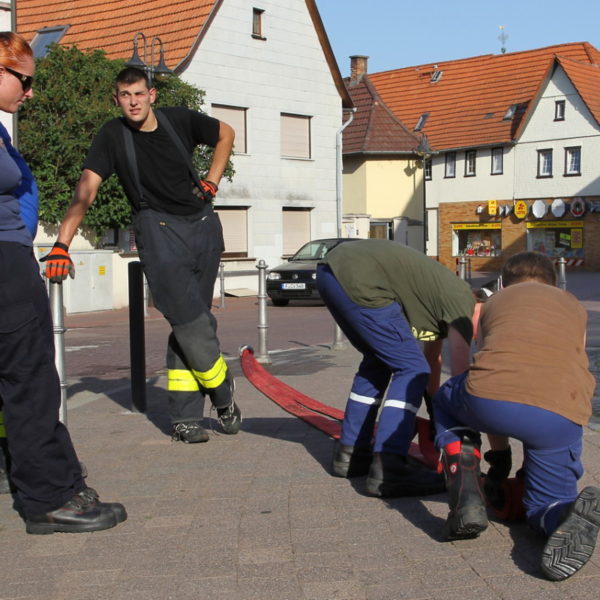 Jugendfeuerwehr füllt Bürgerbrunnen 2013