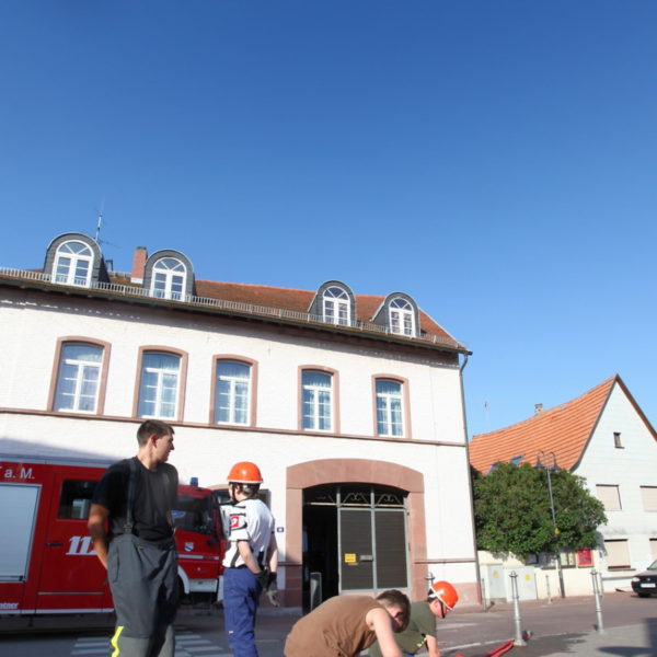 Jugendfeuerwehr füllt Bürgerbrunnen 2013