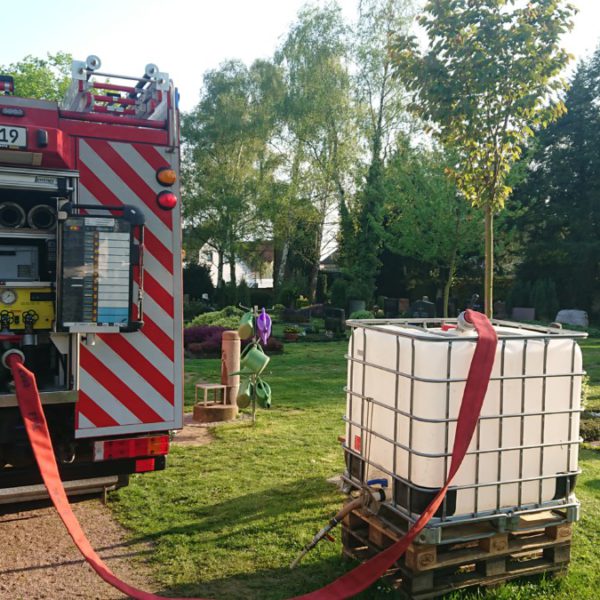 Der Vorratsbehälter für Gießwasser auf dem Alten Friedhof wird gefüllt