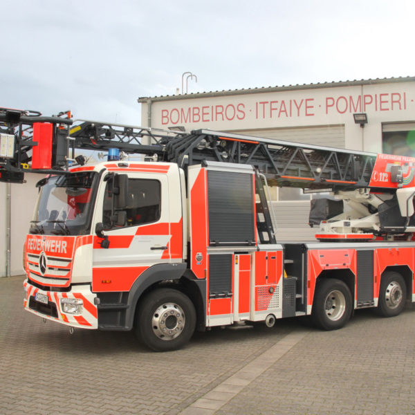 Neue Drehleiter der Nieder-Eschbacher Wache der Berufsfeuerwehr