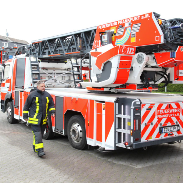 Neue Drehleiter der Nieder-Eschbacher Wache der Berufsfeuerwehr