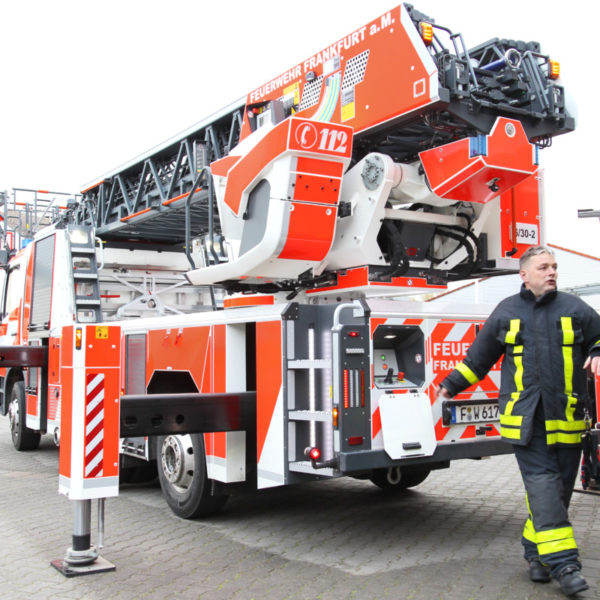 Neue Drehleiter der Nieder-Eschbacher Wache der Berufsfeuerwehr