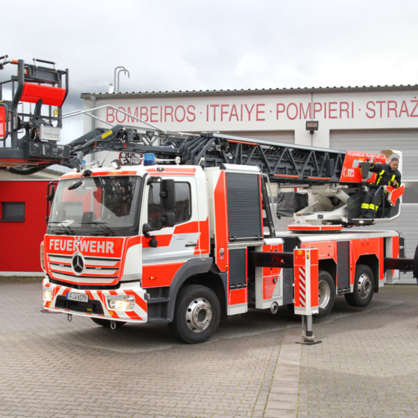 Neue Drehleiter der Nieder-Eschbacher Wache der Berufsfeuerwehr