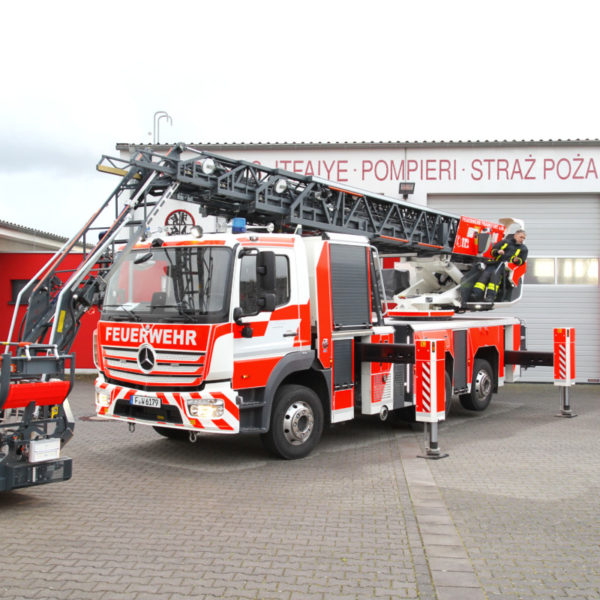 Neue Drehleiter der Nieder-Eschbacher Wache der Berufsfeuerwehr