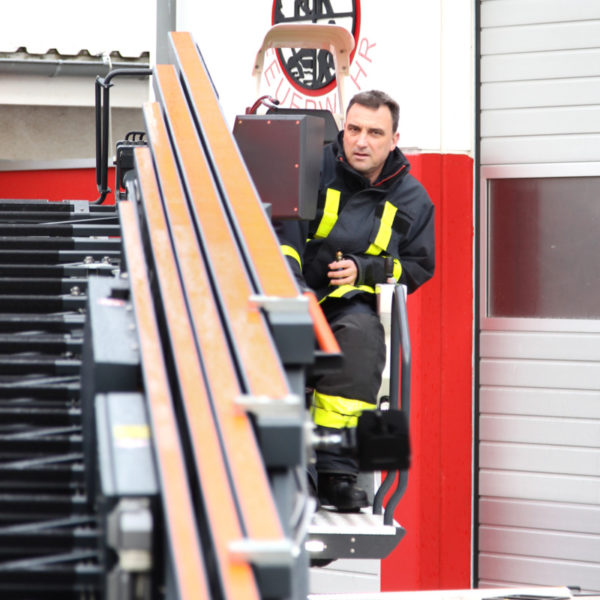 Neue Drehleiter der Nieder-Eschbacher Wache der Berufsfeuerwehr