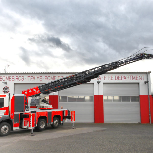 Neue Drehleiter der Nieder-Eschbacher Wache der Berufsfeuerwehr