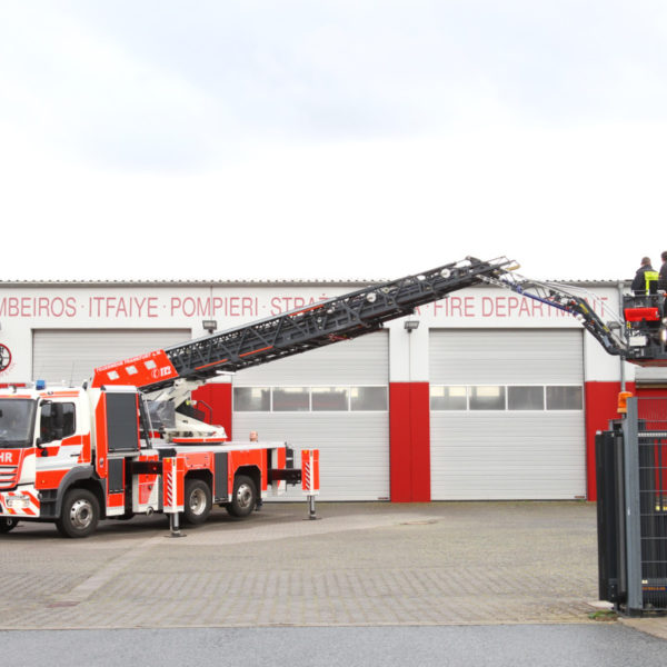 Neue Drehleiter der Nieder-Eschbacher Wache der Berufsfeuerwehr