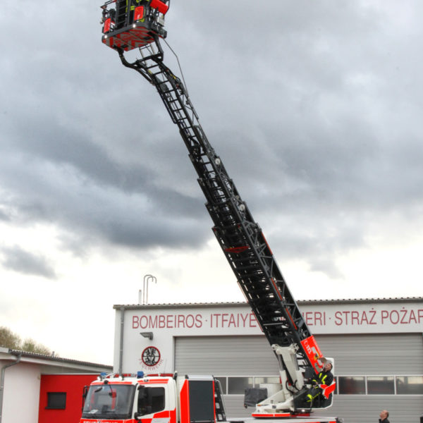 Neue Drehleiter der Nieder-Eschbacher Wache der Berufsfeuerwehr