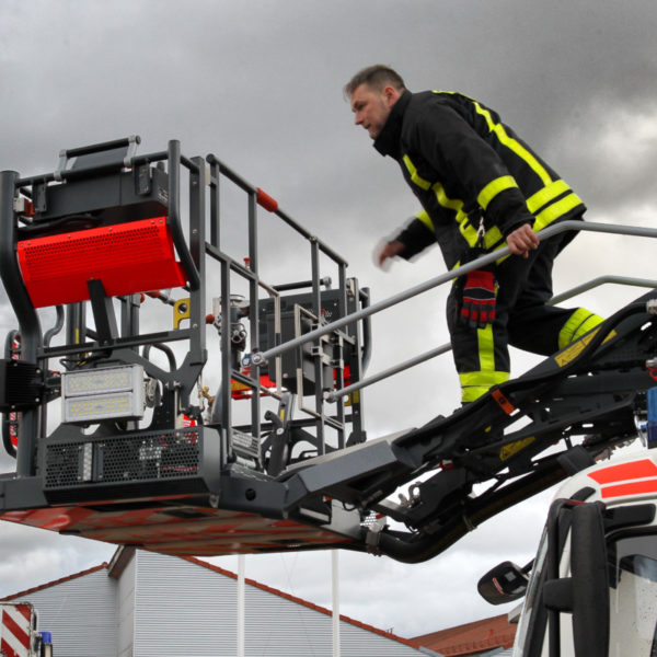 Neue Drehleiter der Nieder-Eschbacher Wache der Berufsfeuerwehr