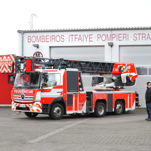 Neue Drehleiter der Nieder-Eschbacher Wache der Berufsfeuerwehr