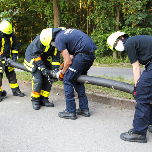 Übung Wasserentnahme aus dem Erlenbach