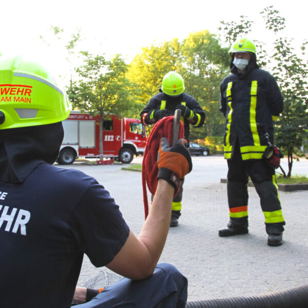 Übung Wasserentnahme aus dem Erlenbach