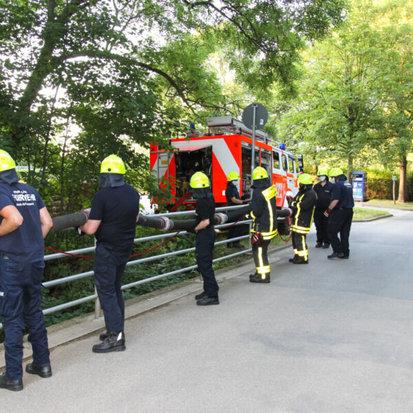 Übung Wasserentnahme aus dem Erlenbach