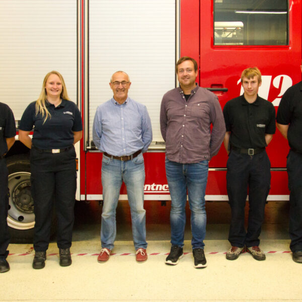 Wehrführung und Leitung der Jugendfeuerwehr mit Kassenwart Theo Lenz und Schriftführer Simon Cerny